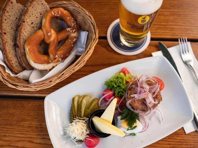 Foodfotografie Werbefotos Deggendorfer Brauhaus Zur Knödelwerferin Deggendorf Breze Brotzeit Biergarten